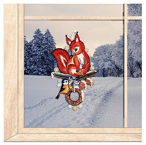 atelier alles-Spitze Winter-Fensterbild Eichhörnchen mit Meise | Fensterdekoration aus Farbiger Vogtländischer Luft-Spitze | Höhe x Breite 32 x 20 cm | Winterliche Gemütlichkeit für Ihr Fenster