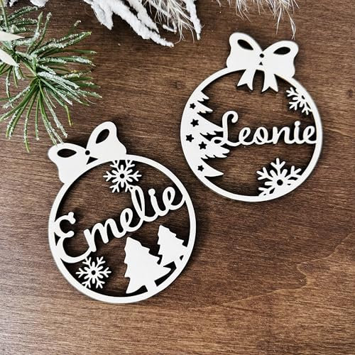 Birdart Box® Personalisierte Weihnachtskugel – Hochwertige Christbaumkugeln aus Holz, Weihnachtsbaumkugeln mit Namen einzigartiges Geschenk (8cm, Mit Schleife)