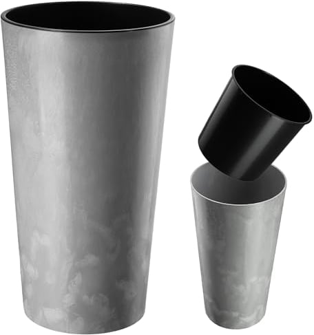 KADAX Cache-Pot décoratif béton Gris ⌀ 30 cm x H 57,5 cm, Plastique avec éclats de Bois, Insert Amovible – Forme Ronde et Naturelle