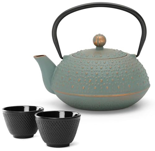Bredemeijer Teekanne 0.9 Liter - kleine blaue Asia Gusskanne im Set mit 2 Tassen aus Gusseisen inkl. Edelstahl-Tee-Filter-Sieb Einsatz