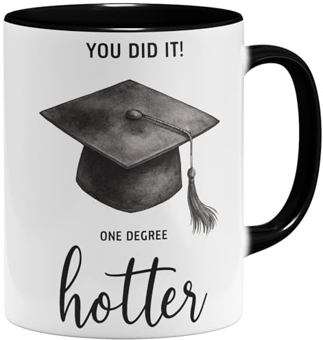 OM3® One Degree Hotter Kaffee-Tasse mit Spruch - Abschluss Hut für Bachelor Master Studium Graduation - Glückwunsch Diplom bestandene Prüfung - Keramik Becher - 325ml - Beidseitig Bedruckt - Schwarz