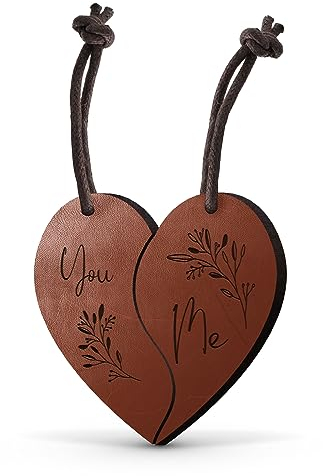 CHRISCK design Echtes Leder 2 Schlüsselanhänger mit Gravur Herzhälften Geschenkidee zum Jahrestag für Freund Freundin - Gravur Geschenk Pärchen Paar - Kleinigkeit Geburtstag
