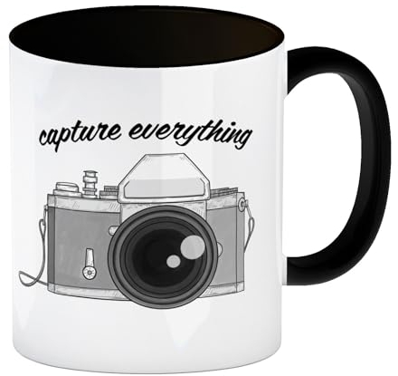 speecheese Capture everything Kaffeebecher Schwarz mit Kamera Motiv für Fotografen