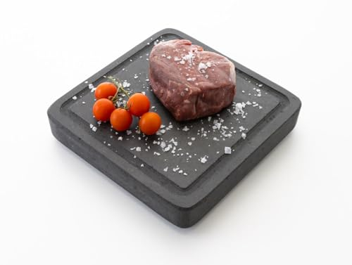 Piedra Volcánica DEKOBE para Asar Carne a la piedra- Ideal para Barbacoas y Compatible con Horno - Plancha de Piedra para Cocinar Carne como Chuletón o Solomillo - con Surco Antigoteo (19x19x3cm)