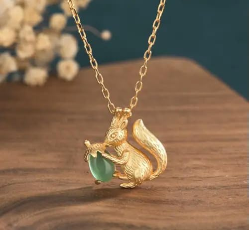 Halskette mit Anhänger aus 18 Karat Gold und Jade mit Eichhörnchen-Eichel-Anhänger, vergoldete Kette, zierlicher Edelstein