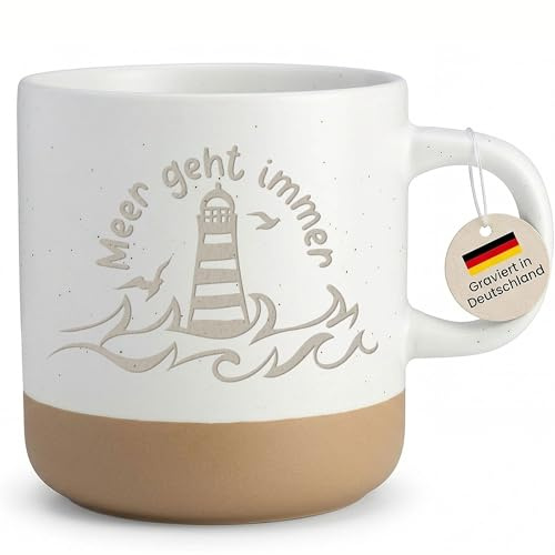 Coole Tasse mit Gravur Meer geht immer im Leuchtturm Design, maritime Kaffeetasse für Nordsee Fans, Geschenk Meerliebhaber Geburtstag Weihnachten, Steingut - Henkel rechts