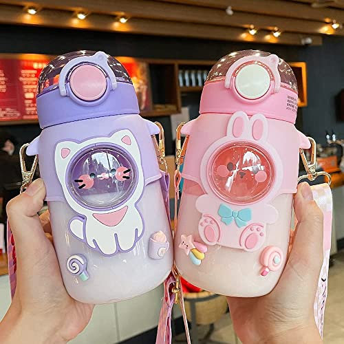 excvalues Kawaii - Botella de agua de oso con popote y correa para el hombro, 25 onzas, bonitas botellas de agua de gran capacidad con calcomanías 3D para niñas, escuela (morado)