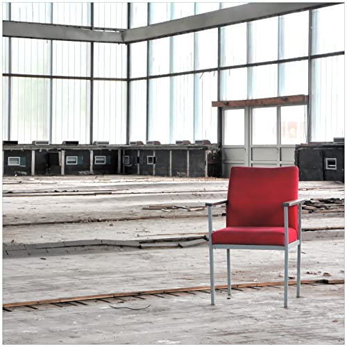 Wallario Glasbild Stille und Leere - EIN einsamer roter Stuhl in Einer Alten Halle - 50 x 50 cm Wandbilder Glas in Premium-Qualität: Brillante Farben, freischwebende Optik