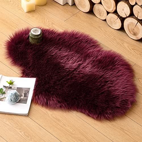MIULEE Faux Fell Teppich Flauschig Weiche Warm Modern Bodenmatte Sofa Matte Kunstfell Dekofell Unregelmäßig Bettvorleger Wolle Longhair Optik Gemütliches 60x90 cm Weinrot