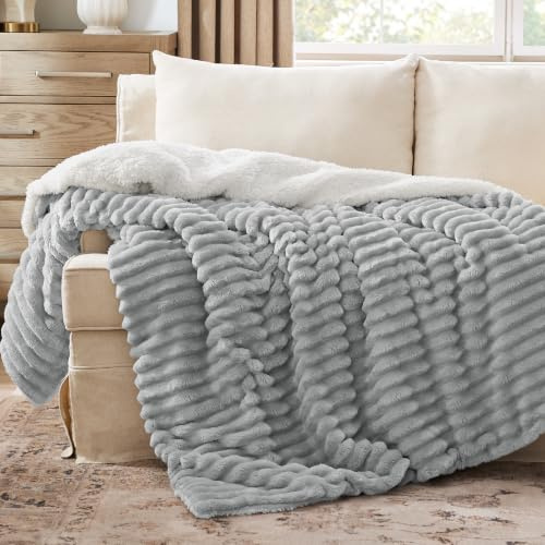 BEDSURE Sherpa Decke Kuscheldecke 150x200 - Warme Sofadecke, Hellgrau | Dicke Wolldecke Flauschig, Geschenke für Frauen, Winterdecke für Couch, Schlafzimmer & Wohnzimmer,Waschbar