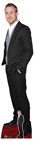 STAR CUTOUTS CS786 Ryan Gosling Black Suit Cute Smile Lifesize Pappfigur mit kostenlosem Desktop-Papp-Standee, stehend, 185 cm hoch