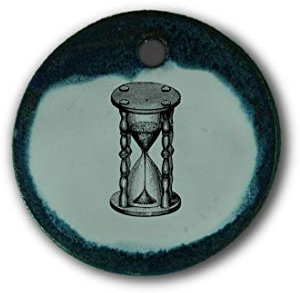 Schöner Keramik-Anhänger „Sanduhr“ in blau marmoriert; Schmuck Kette Kettenanhänger Geschenk Kunsthandwerk Keramik rund Talisman Halskette Aufmerksamkeit Mitbringsel individuell