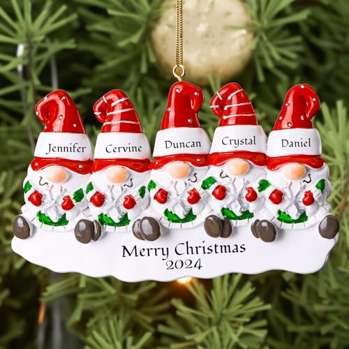 Bemaystar Personalisierte Weihnachtsdekoration Familie - Set mit 2, 3, 4, 5, 6 personalisierten Wichteln mit Namen für Tannenbaum, Weihnachtskugel mit Namen 2025, Geschenk für 5 Personen & Familie