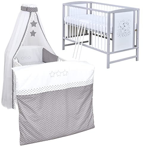 Baby Delux Babybett Komplett Set Kinderbett Mia 120x60 weiß grau Matratze Bettwäsche Set mehrteilig (Grey Stars)