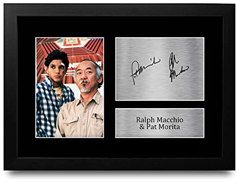 HWC Trading FR A4 Ralph Macchio & Pat Morita The Karate Kid Daniel, Mr Miyagi Geschenke Gedruckt, Signiert Autogramm Bild Für Film-Erinnerungsstücke-Fans - A4 Framed