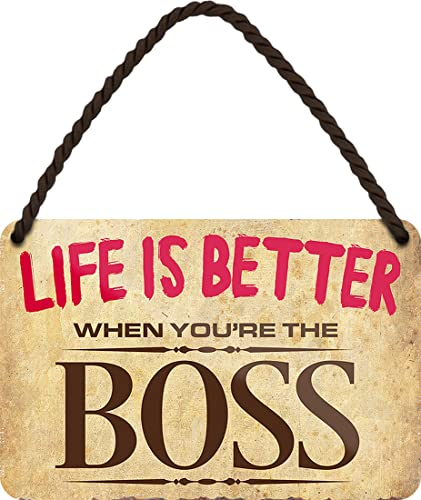 WOGEKA ART Retro Blechschild - Life is better when you´re the BOSS - Lustiger Spruch als Geschenkidee zu Geburtstag Weihnachten als Deko Schild 18x12 cm Vintage Metallschild Hängeschild HS891