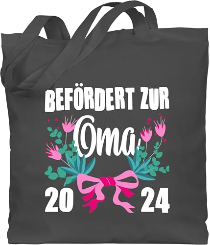 Shirtracer Baumwolltasche - Geschenk - Befördert zur Oma 2025 mit Blumen - weiß - Unisize - Dunkelgrau - geschenke für werdende omas kleinigkeit omi großeltern werden beutel die tasche grandma