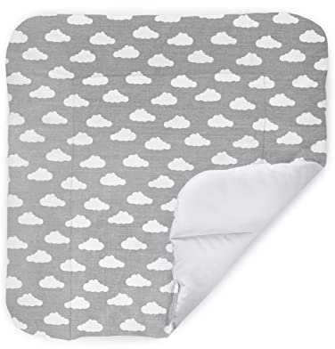 Balbina® Wickelunterlage aus Baumwolle weiche Wickeltischauflage für Wickelkommoden waschbar 60x70 I Wolken auf Grau