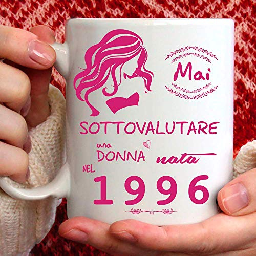 Tee Design Tazza 1996 Compleanno Donna 30 Anni, Idea Regalo Mai Sottovalutare una Donna nata nel 1996 - Tazze per Regali Divertenti - Gadget Divertente
