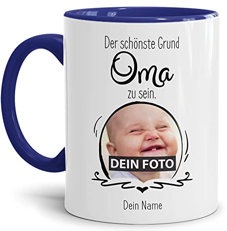 Tasse mit Spruch - Der schönste Grund Oma zu sein - Personalisierbare Keramiktasse mit Namen und Foto - Geschenk Oma - Innen & Henkel Dunkelblau, 300 ml