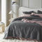 ROOM99 Feel Elegante Tagesdecke in Dunkelgrau 240 x 260 cm Vielseitige Wohndecke Bettüberwurf oder Sofaüberwurf Überwurfdecke für Bett und Sofa Steppdecke Stil Ideal als Bedspread Velvet Samt