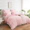 LAWENDA Seersucker Bettwäsche Rosa 200 x 220 cm Romantisch Kariert Seersucker Bettwäsche Set Atmungsaktiv Weich Flauschig Bettbezug Deckebezug mit Weiß Rüschen und 2 Kissenbezüge 80x81cm