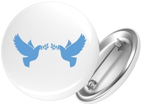 Huuraa Button Friedenstauben Geschenk | Der runde 59-mm-Ansteckbutton mit Motiv und Sicherheitsnadel ist eine kleine Geschenkidee für Jacken und Rucksäcke.