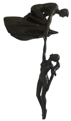 Haute Collage Mann am Klippenrand hält eine hängende Frauenskulptur Wandstatue