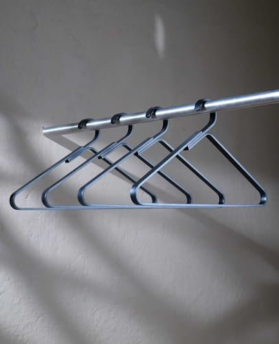 Siqual Design Minimalistische & Robuste Metall-Kleiderbügel, 4er-Set, langlebig & elegant, für Jacken, Anzüge & empfindliche Stoffe, Made in EU – Kleiderbügel Unique (Black)