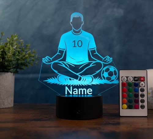 Optechvisual Fußball Lampe personalisiert – LED Nachtlicht mit Name & Trikotnummer | Fußballer Geschenk Kinderzimmer Deko | Yoga Pose Soccer Light für Jungen & Fußballfans