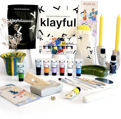 Klayful - Kit de Manualidades para Adultos: Arcilla de Secado al Aire| 1.5 kg de arcilla blanca, Herramientas, Pinceles, Base Blanca, Pinturas, Barniz, Guía y Base para Trabajar (Colores Clásicos)