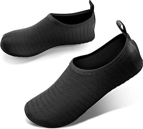 JOTO Chaussure d'eau Water Shoes Aquatiques Homme Femme, Chaussures de Plage de Mer de Piscine Sandales Plastiques, Anti Sable Antidérapant Sèche Vite dans l’Eau, sur la Plage ou Yoga-Noir-28.6CM