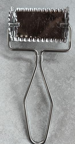 Rotella TAGLIAPASTA Quadrata Inox, per Realizzare Comodi Quadrati di Pasta Uno Dietro L'Altro (Quadrato 4X4 ZIGRINATO)