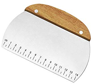 TINMIX Edelstahl Teigschaber mit Rutschfestem Holzgriff und Messskala Teigspachtel Teigkarte Backen Teigschneider Gebäckschaber für die Küche Teigkuchen Pizzaschneider Halbkreis