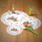 HanaQi - Ostern Tischläufer Tischdecke Weiß mit Häschen Narzissen Stickerei, ca. Rund 40 cm