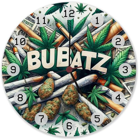 speecheese Marihuana Kiffer Wanduhr aus Alu mit Spruch Bubatz im Design mit grünen Cannabis Blättern und Joints für die Rauchpause auf der Bank