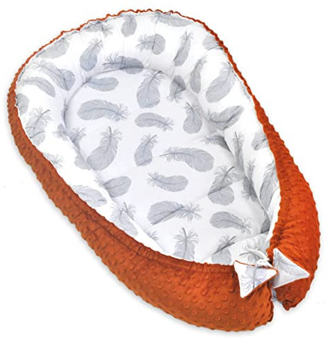 PIMKO Babynest 2seitig Minky Babynestchen für Baby Kuschelnest Babykokon für Säuglinge und Neugeborene Nestchen geeignet für Zuhause 55 x 90 cm (Federn/Karamell)