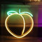 Nordstylee, Lampada LED al neon a forma di pesca, simpatica e decorativa, con attacco USB, adatta come regalo, per scrivania, casa, stanza, bar, feste, vacanze, eventi (verde e giallo)