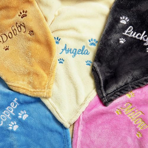 IEK Hundedecke mit Namen, besticktes Fleece mit Pfoten, individuelles Monogramm für Haustiere, Geschenk (150 x 100 cm)