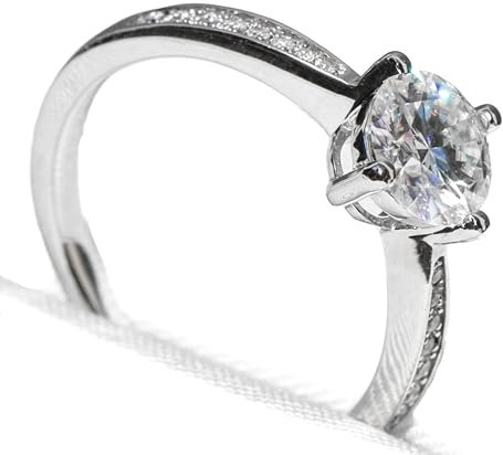 THEIA GEMS Mona, Solitär Ring mit Markengravur in S925 Sterlingsilber mit 1.0 Karat Moissanit (Weiss) und 16 Besatzsteinen von zusätzlich 0.1 Karat