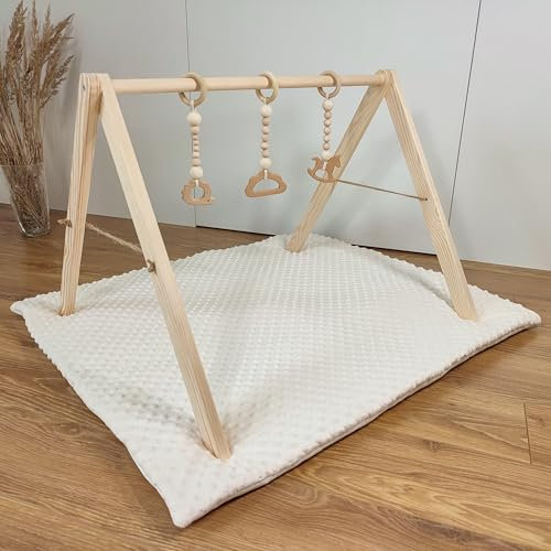 HOME CHIC Montessori Baby Gym Spielbogen Spieltrapez aus ökologischem Holz (BabyGym + 3Spielzeuge + creme Matte)