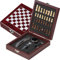 Vierteiliges Weinset Sommelier Set in Holzbox mit Thermometer, Tropfring, Flaschenverschluss und Kellnermesser zusammen mit einem Schachspiel