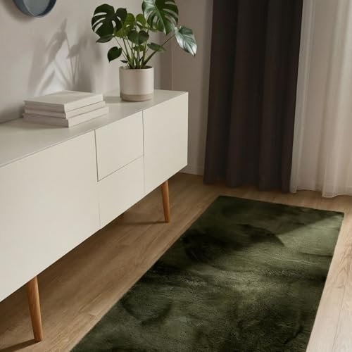 benuta Basic Kunstfaser Fellteppich Furry - Olivgrün 70x200 cm - Weicher Wohnzimmerteppich - Anti-Rutsch-Rückseite - Waschbar - Für Fußbodenheizung geeignet