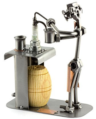 Steelman24 I Omini di Viti Barman con Botte di Legno con Piastra di Incisione Personale I Idee Regalo Originale I Soprammobili in Metallo I Modellino