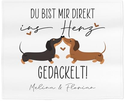 Herz & Heim® Personalisierte Kuscheldecke mit Dackel Motiv – 120x100 cm Tagesdecke mit Wunschtext – Geschenk für Paare, Freunde, Dackel Fans