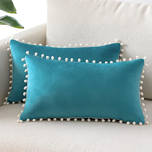 Sungeek 2er Set Samt Kissenbezüge, Weich Kissenbezug mit Pompons Dekorativ Zierkissenbezüge Dekokissen Sofakissen Couchkissen Deko Kissenhülle für Sofa Schlafzimmer Wohnzimmer (30x50 cm, See Blau)