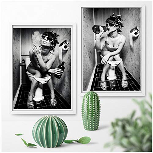 Impression d'art mural sur toile Fille sexy assise dans les toilettes Affiches et impressions d'art sur toile Femme noire et blanche Fumée et boisson dans les toilettes Affiche sans cadre, 2 Pièces