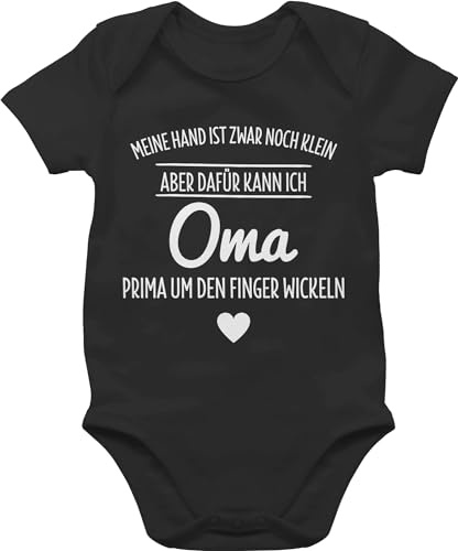 Shirtracer - Baby Body Kurzarm - Sprüche - Oma um den Finger wickeln