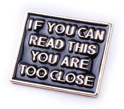 Fashion If You Can Read This You Are Too Close Emaille-Brosche, Metallabzeichen für Kleidung, Tasche, Anstecknadel, Schmuck für Geburtstag, Valentinstag, Jahrestag, professionell und modisch,