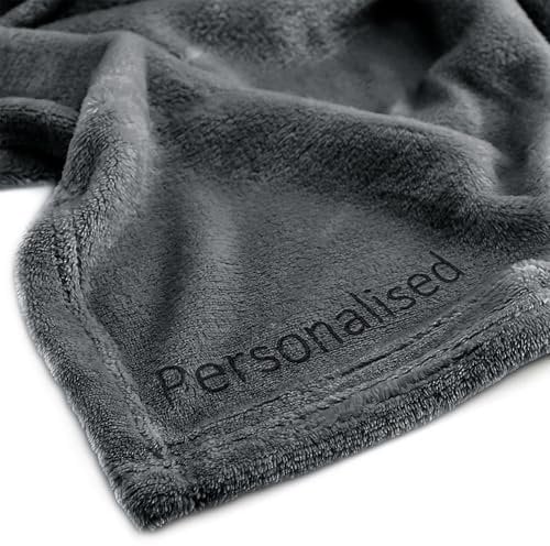 DecoKing Personalisierte Kuscheldecke 220x240 cm Grau Anthrazit Decke mit Namen Bestickt Microfaser Tagesdecke Fleece Mic